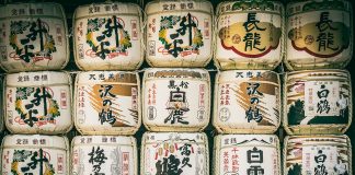 Barris de saque, doados por famÍlias influentes aos templos no Japão, Em Nara, primeira capital do Japão