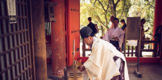 Monge entrando no Templo em Nara, Japão