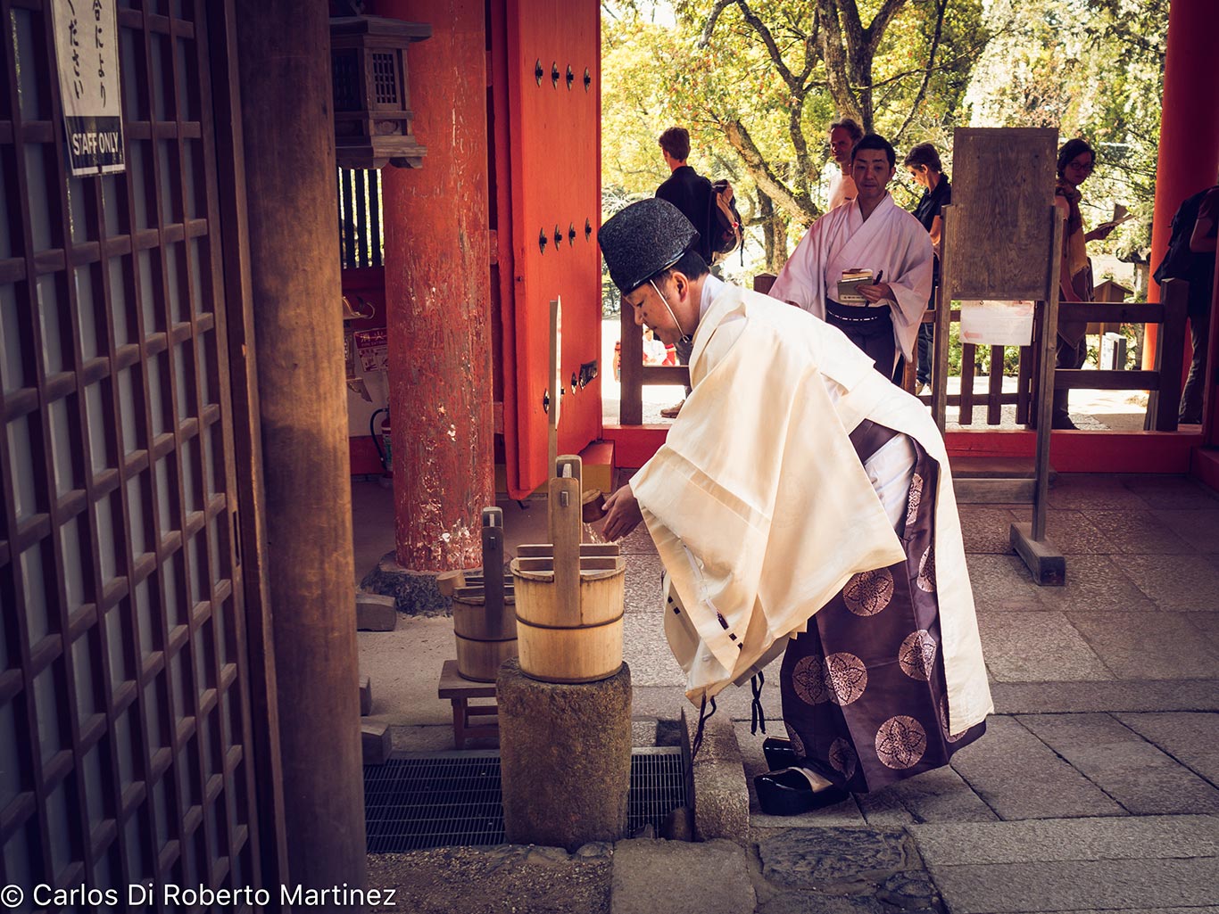 Monge entrando no Templo em Nara, Japão