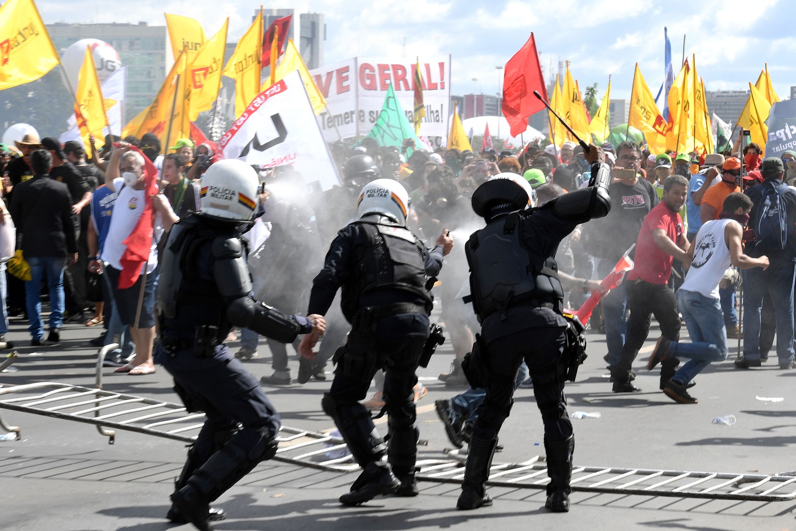 Manifestantes confrontam a polícia - Foto Evaristo Sá:AFP