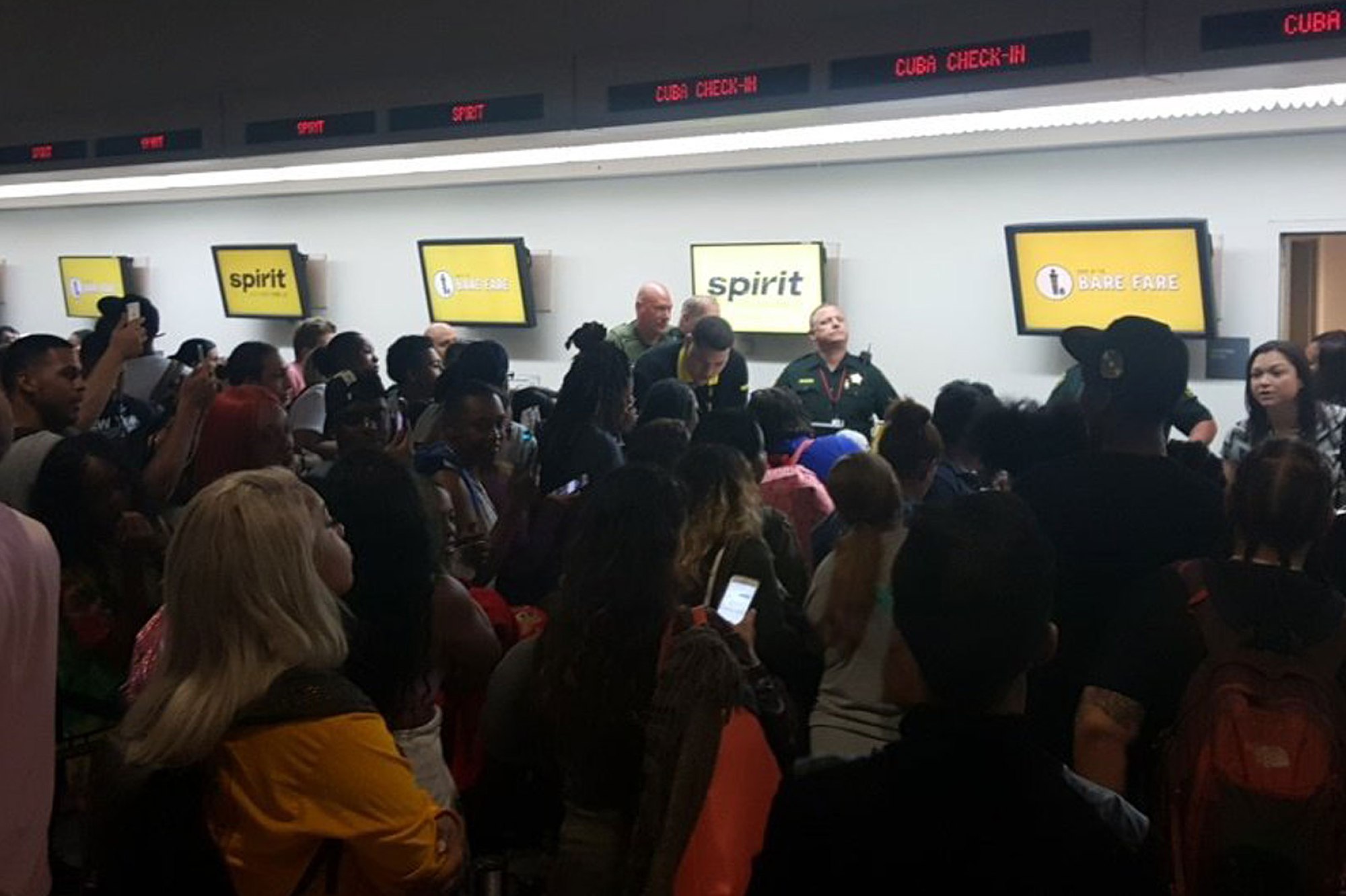 Onze voos foram cancelados e levaram caos ao aeroporto de Fort Lauderdale