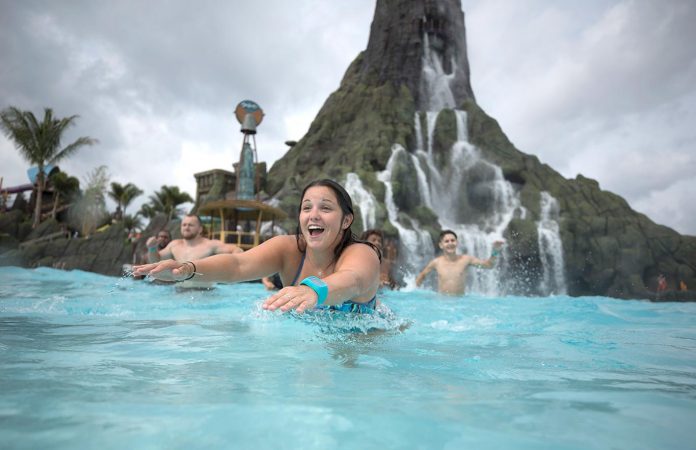 Volcano Bay_1 O destaque do parque é um vulcão de 61 metros chamado de Krakatau, que durante o dia será palco de diversas cachoeiras e a noite será iluminado