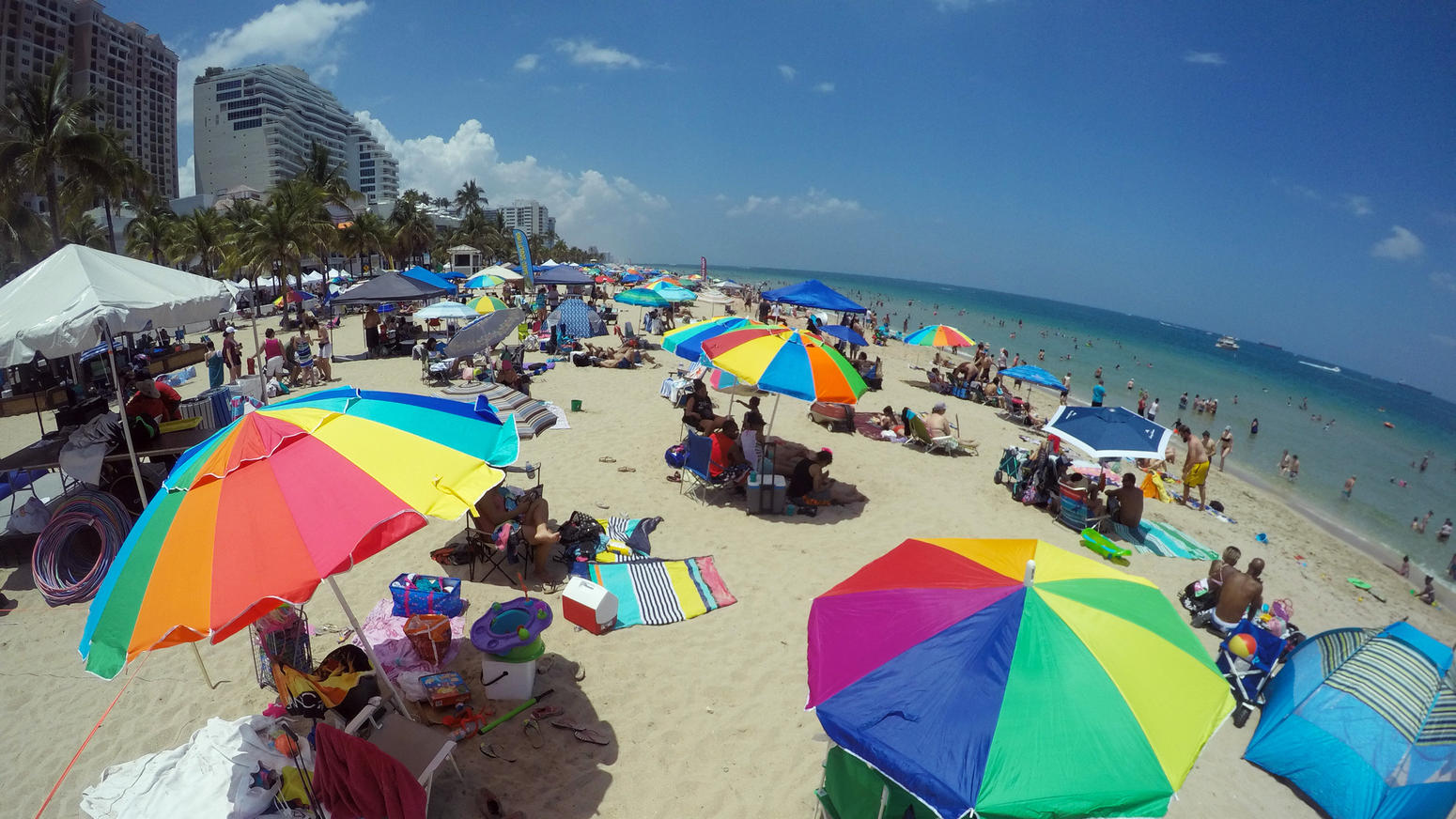 Fim de semana prolongado deu praia todos os dias FOTO: Barbara Corbelini Duarte Sunsentinel