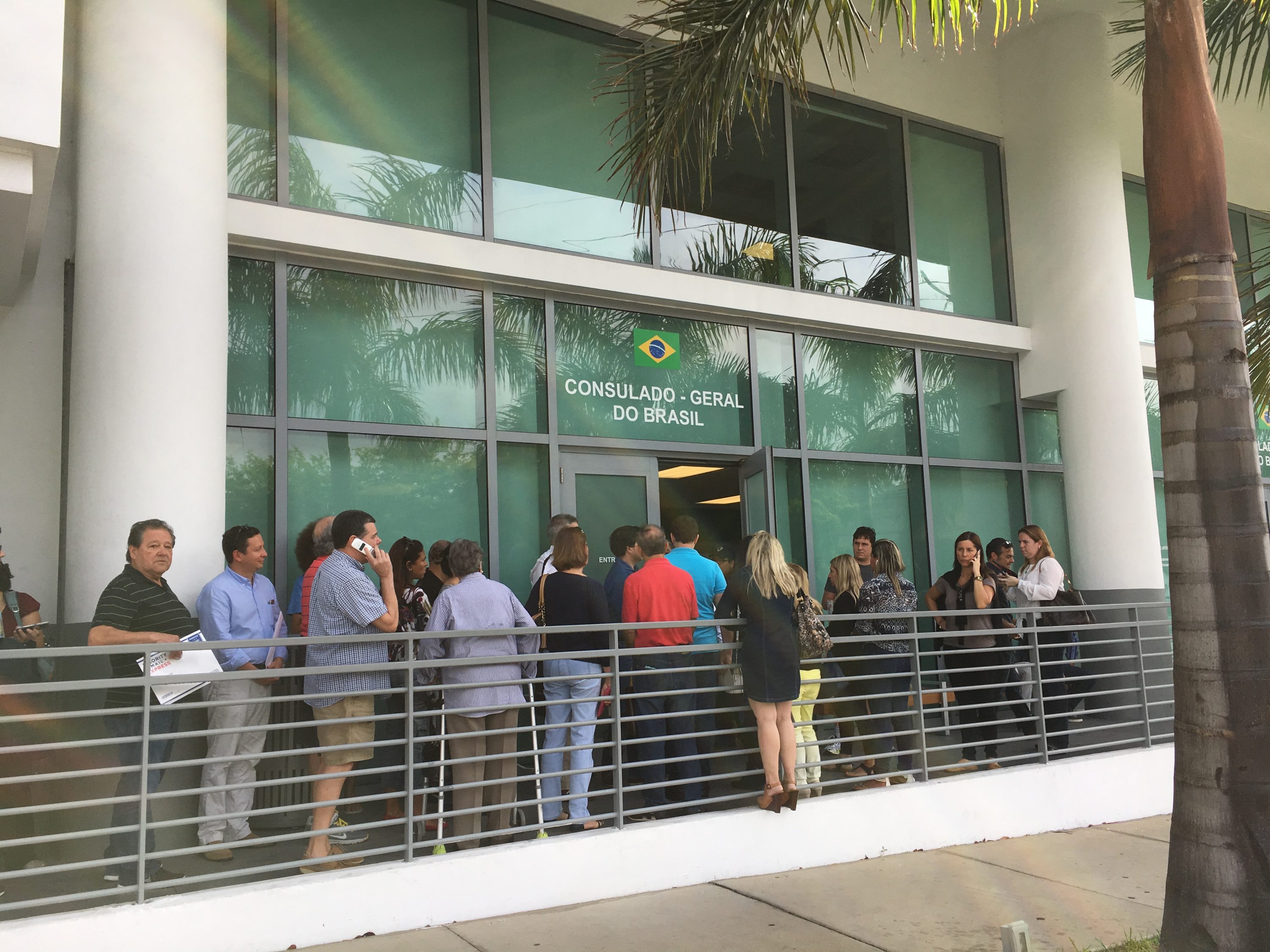 Fila na porta do Consulado-Geral na manhã desta quinta-feira (8)