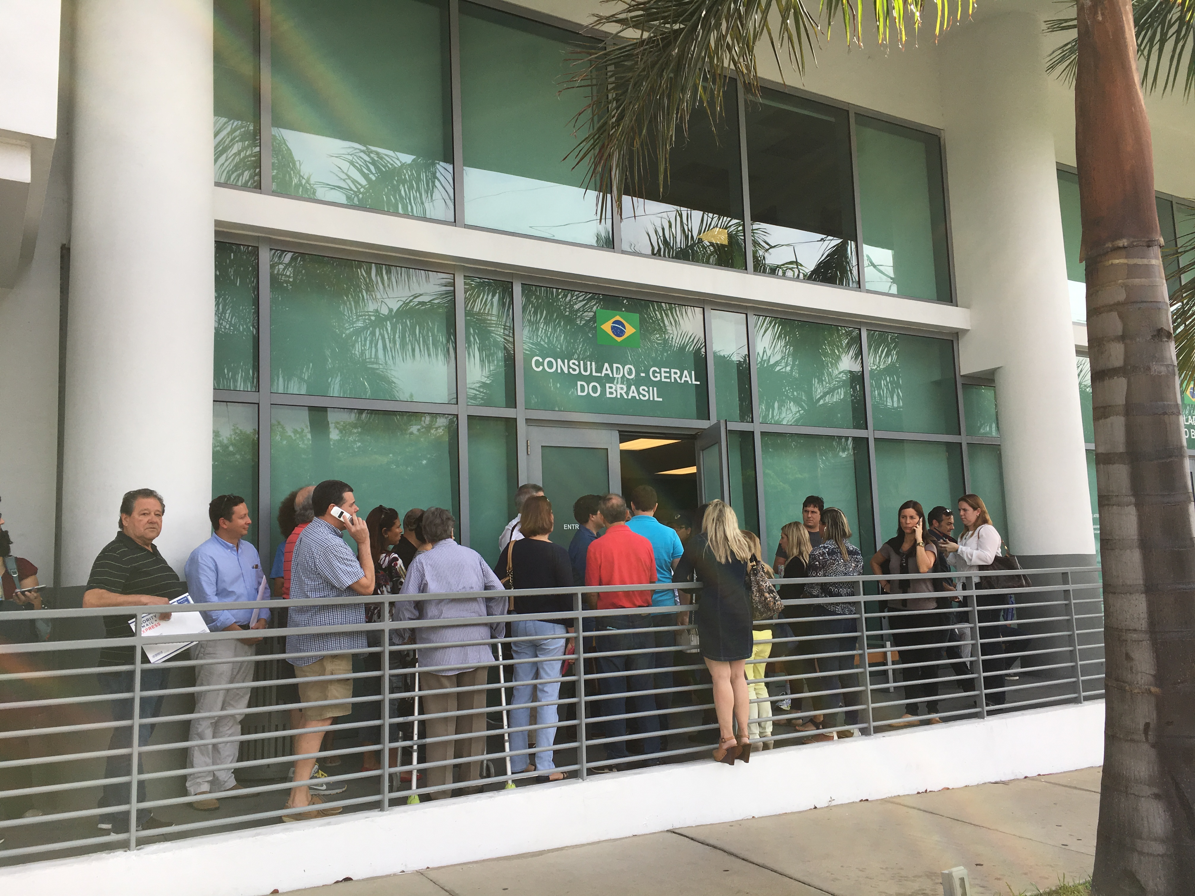 Fila na porta do Consulado-Geral na manhã desta quinta-feira (8)