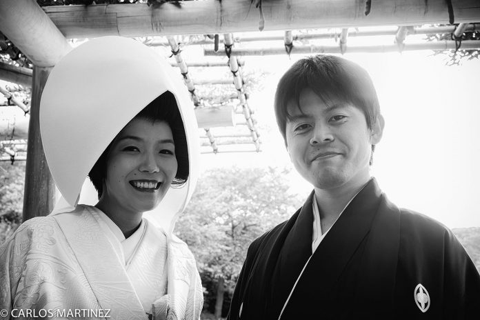 Noivos em trajes tradicionais Japonês em Yokohama