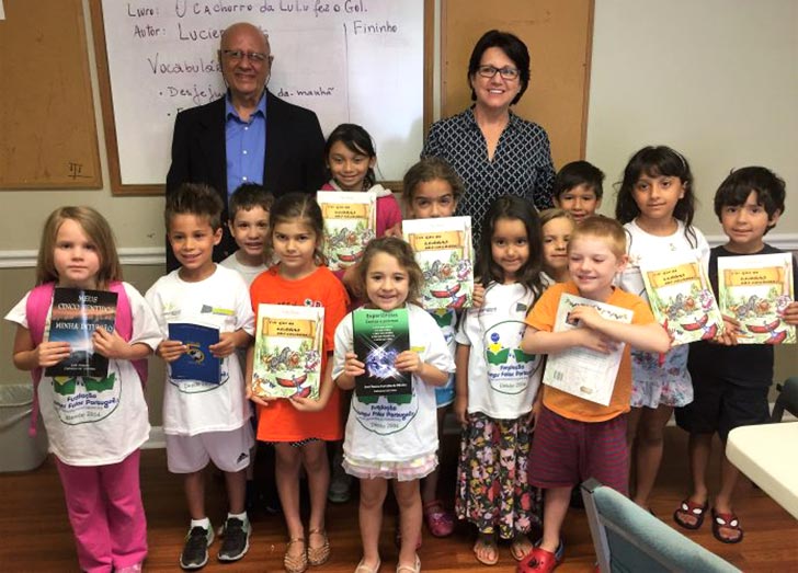 Alunos da Fundação Vamos Falar Português na Feira do Livro de Boca Raton em recente feira do livro