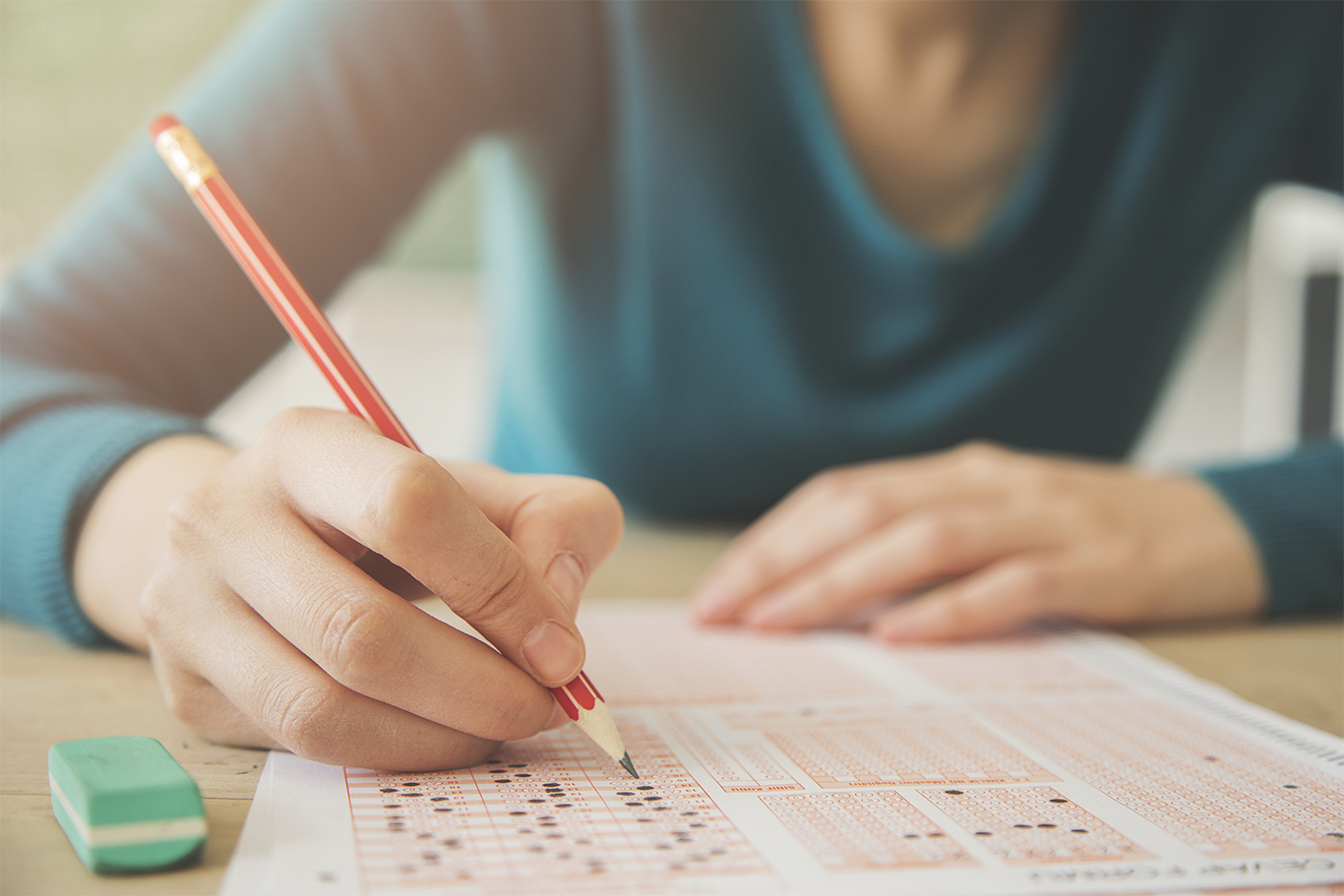 O estudante internacional interessado em estudar em faculdade e ou universidade nos Estados Unidos deve primeiro se informar sobre qual teste a instituição aceita e a pontuação exigida (Foto: Adobe Stock)