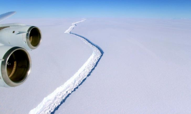 Imagem mostra a fenda que se alastra pela plataforma de gelo na Antártica - Divulgação Nasa