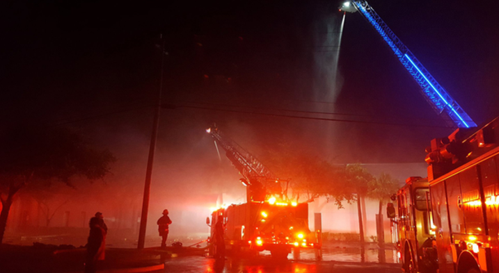 Fogo destruiu galpão na Powerline Rd. em Deerfield Beach