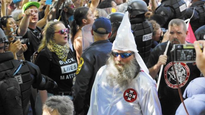 Membros do KKK estavam no protesto da supremacia branca