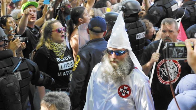 Membros do KKK estavam no protesto da supremacia branca