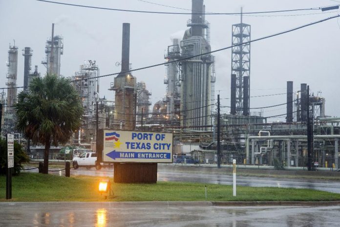 Refinarias no Texas estão paralisadas pela tempestade Harvey