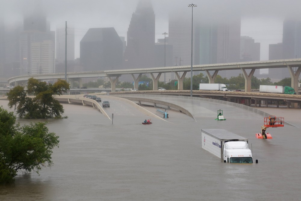 Rodovia inundada em Houston (Foto: Reuters)