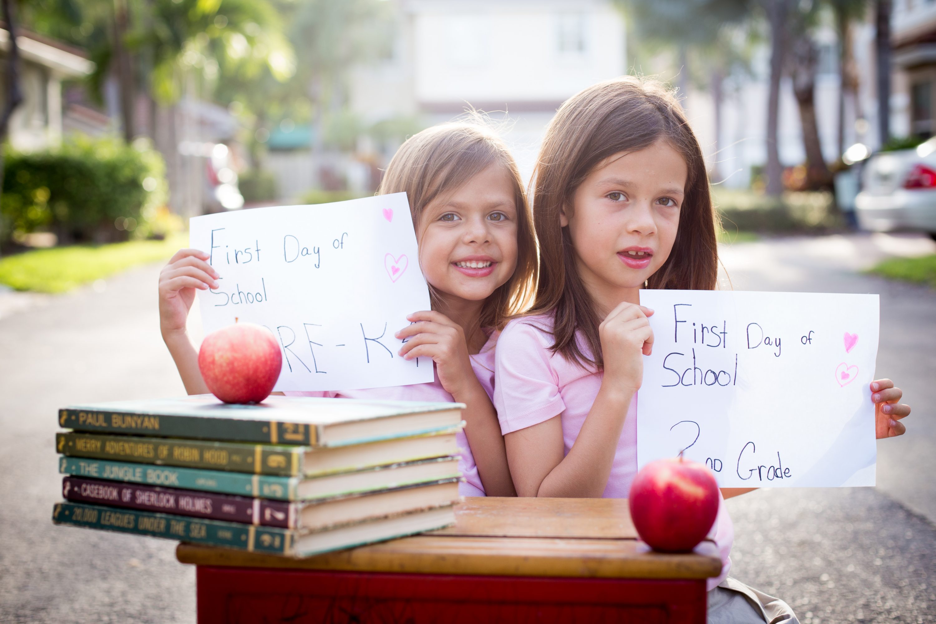 Na foto, as irmãs Isabela Cook de quatro anos e Gabriela Cook, de 7 anos, estão animadas para o início das aulas FOTO: MARY HART PHOTO