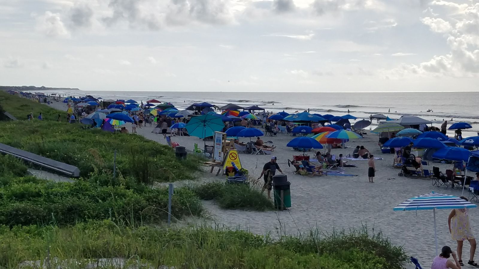 Praia próxima a Charleston já está lotada