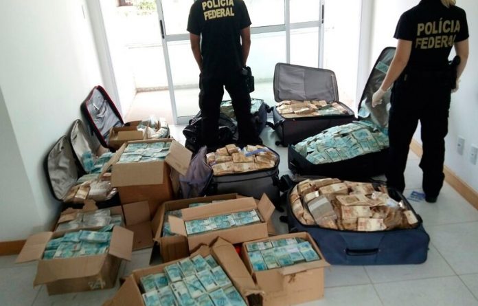 Malas de dinheiro foram encontradas em apartamento de Gedel, em Salvador