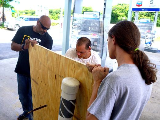 Moradores se preparam para colocar madeiras nas janelas