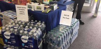 Preços abusivos em situação de emergência são proibidos na FL. Na foto, preço da água no Texas durante o Harvey