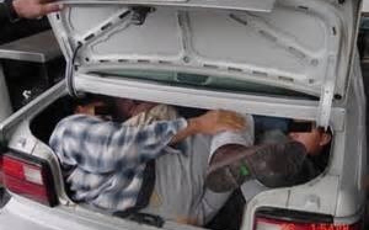Imigrantes estavam escondidos no porta-malas do veículo