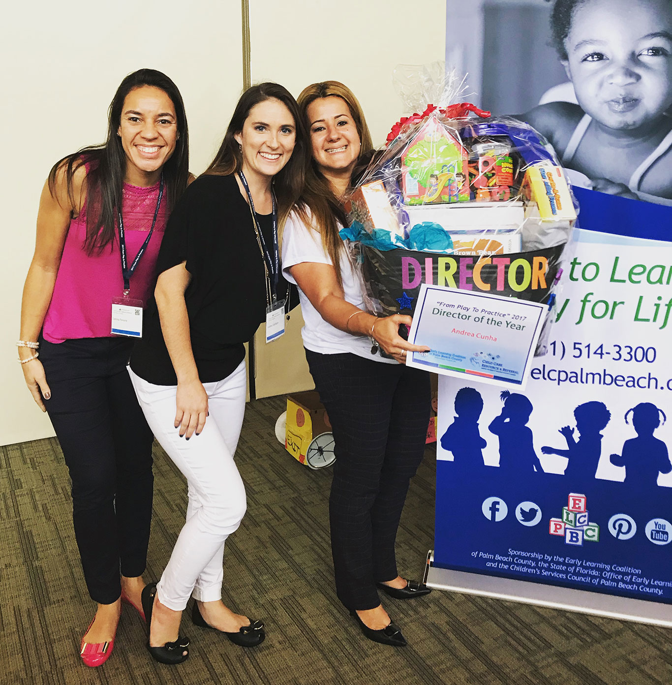 Andrea (ao lado da cesta) e as assistentes Samira Pereira e Justine Camburn