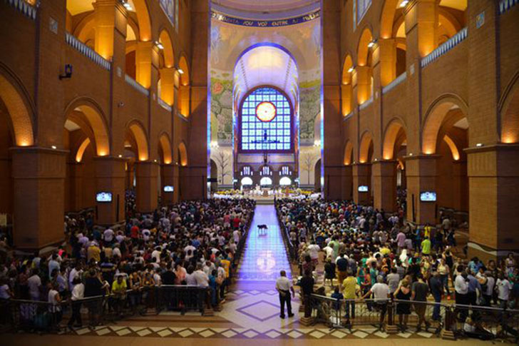 Fieis lotaram a basílica de Nossa Senhora Aparecida