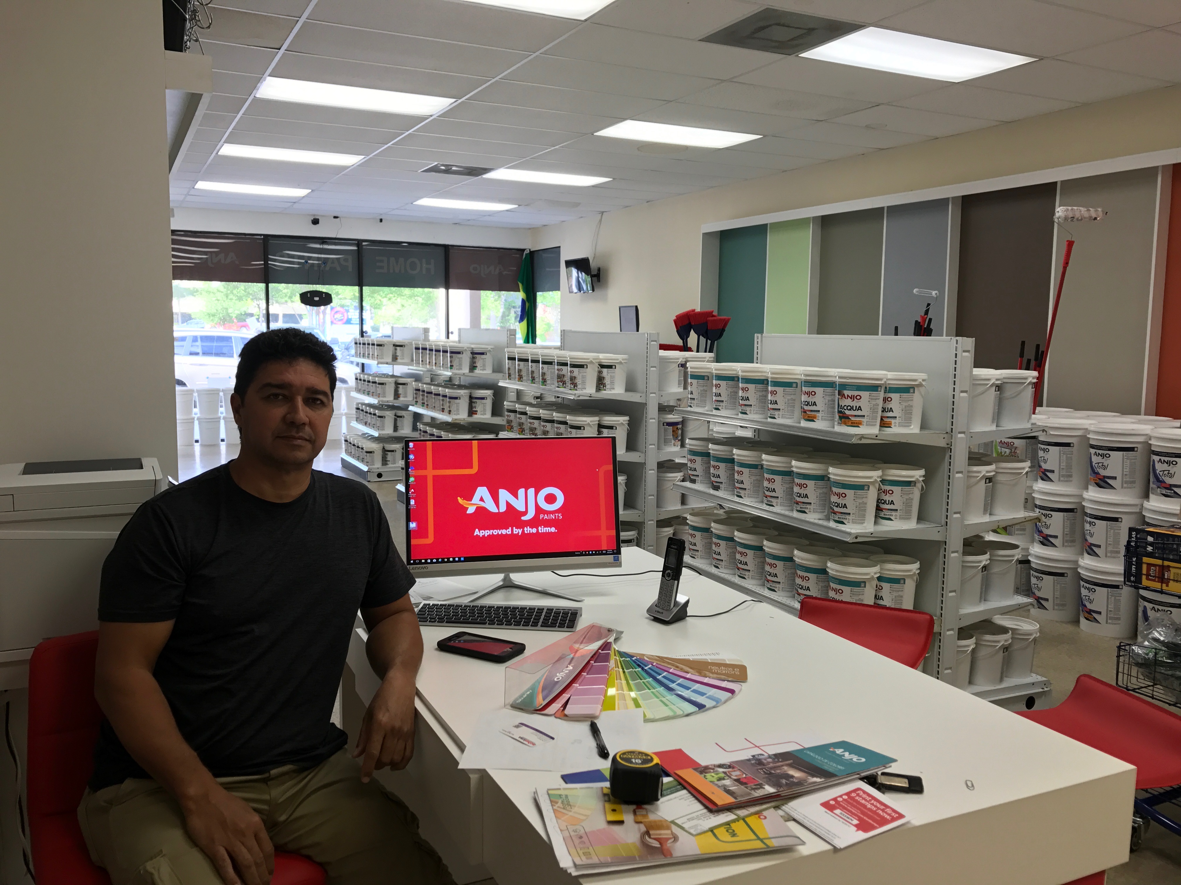 Jorge Carvalho é o proprietário da loja Home Paints em Deerfield Beach