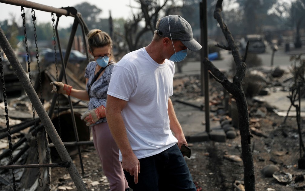 Moradores tentam recuperar documentos em casa destruída pelo fogo FOTO REUTERS