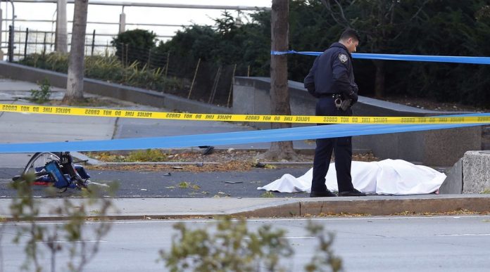 Policial próximo a corpo em NY foto AP Photo