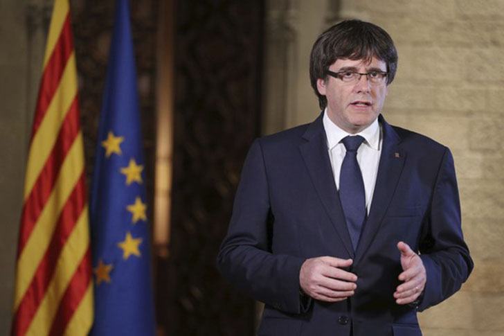 Carles Puigdemont foi destituído do cargo