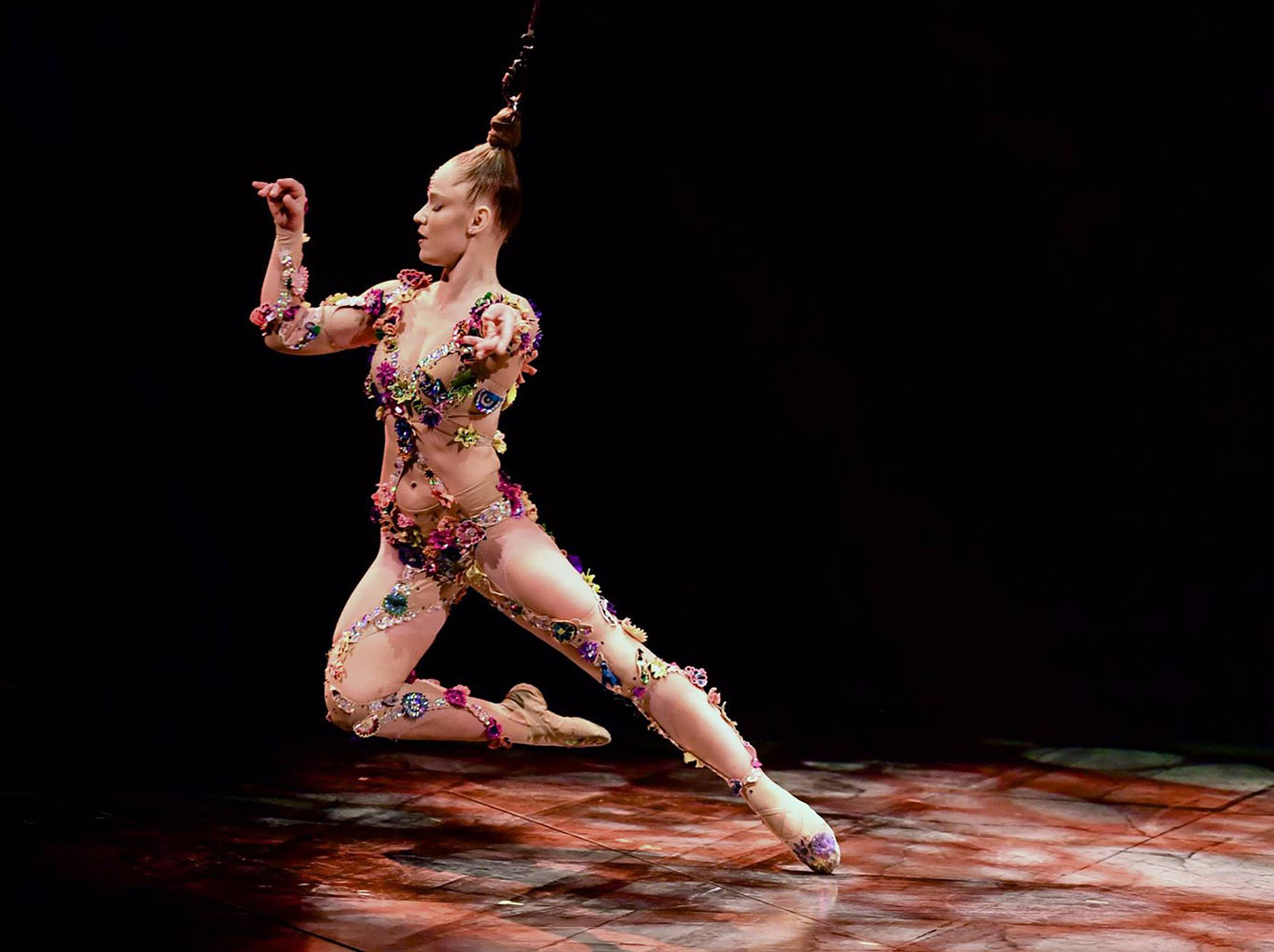 A brasileira Danila Bim no espetáculo Volta, do Cirque du Soleil