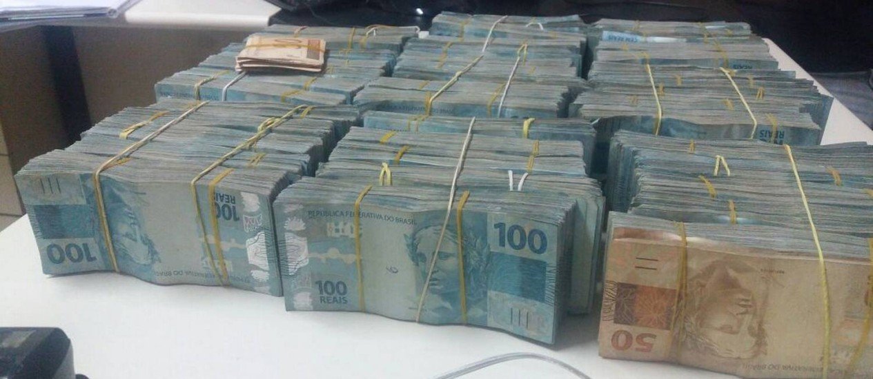Dinheiro encontrado pela Polícia Rodoviária Federal em carro (Foto: PRF)