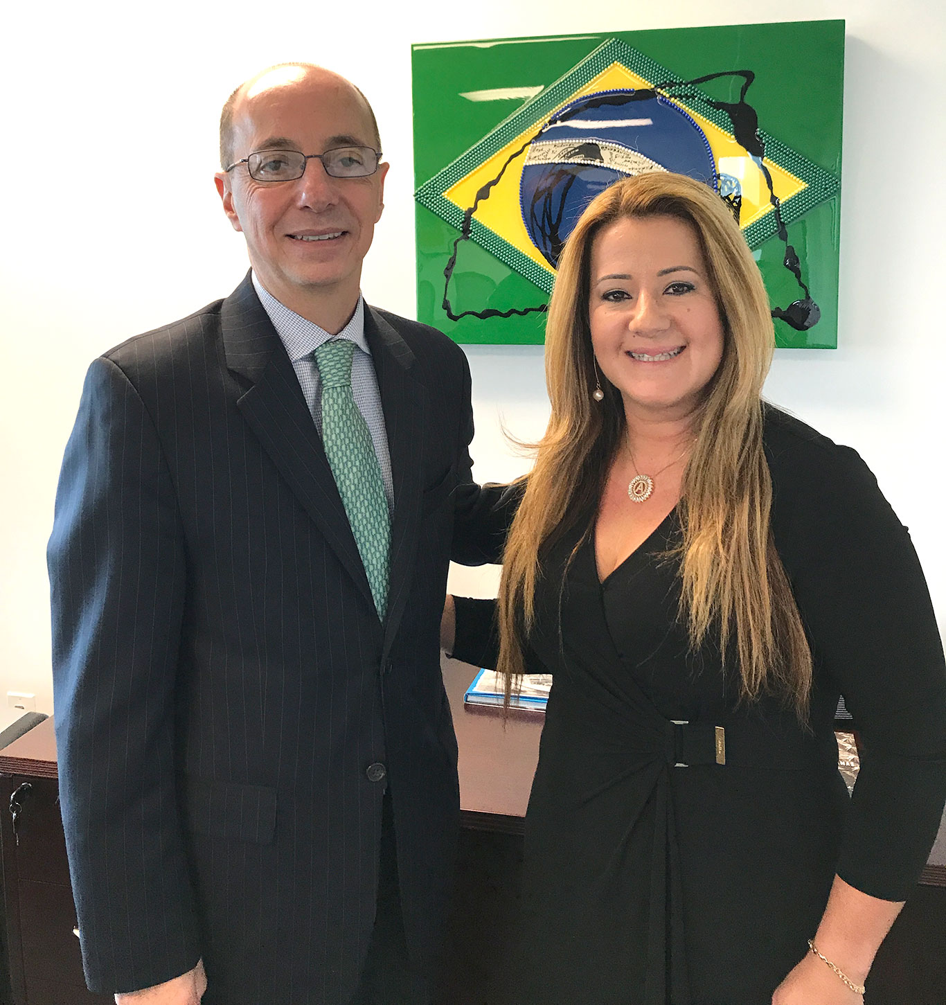 Embaixador e a diretora Andrea Cunha