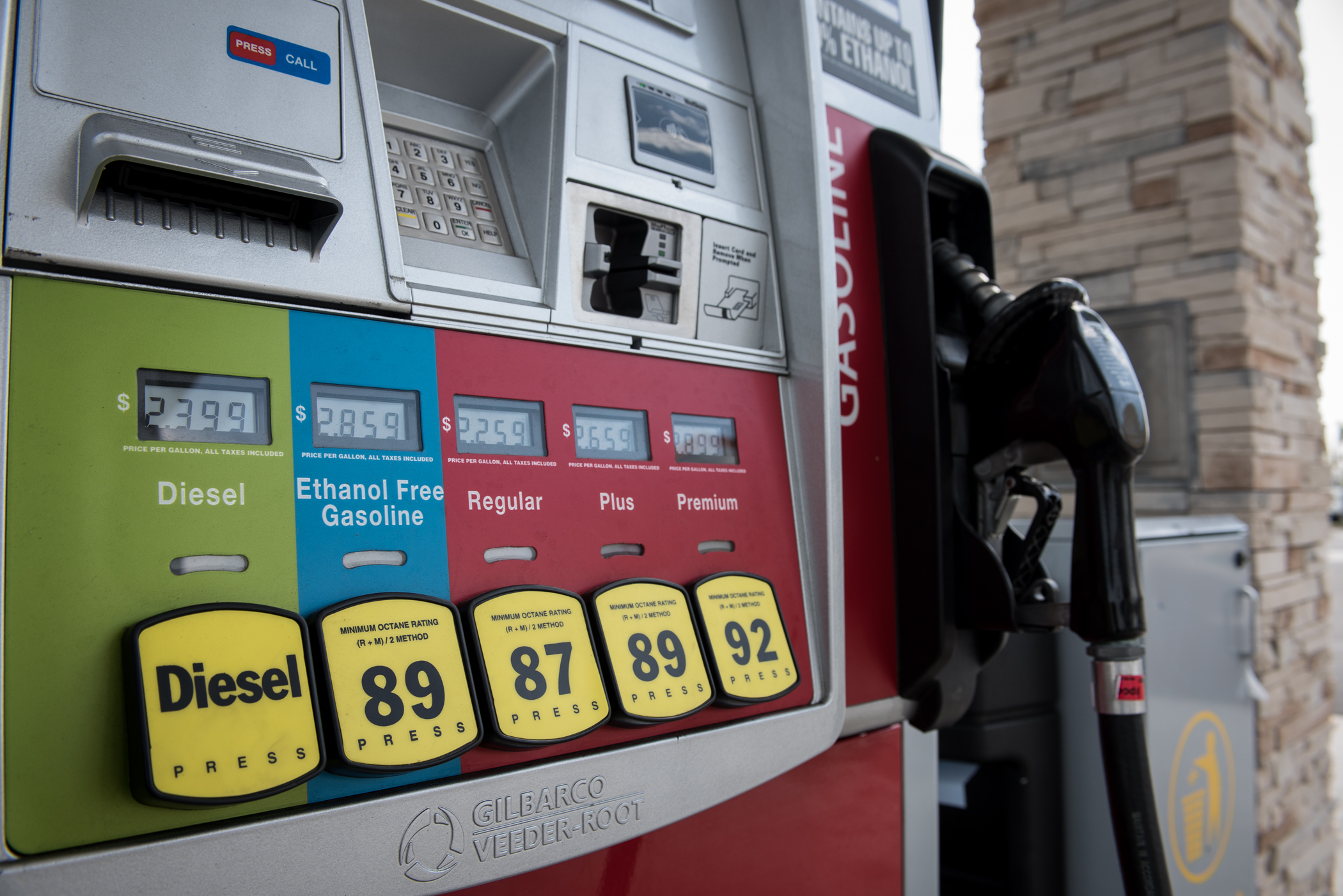 O preço médio por um galão de gasolina regular é de $2.55