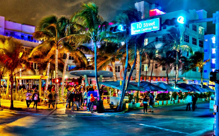 Ocean Drive em Miami vai continuar a vender bebidas alcoólicas até às 5am