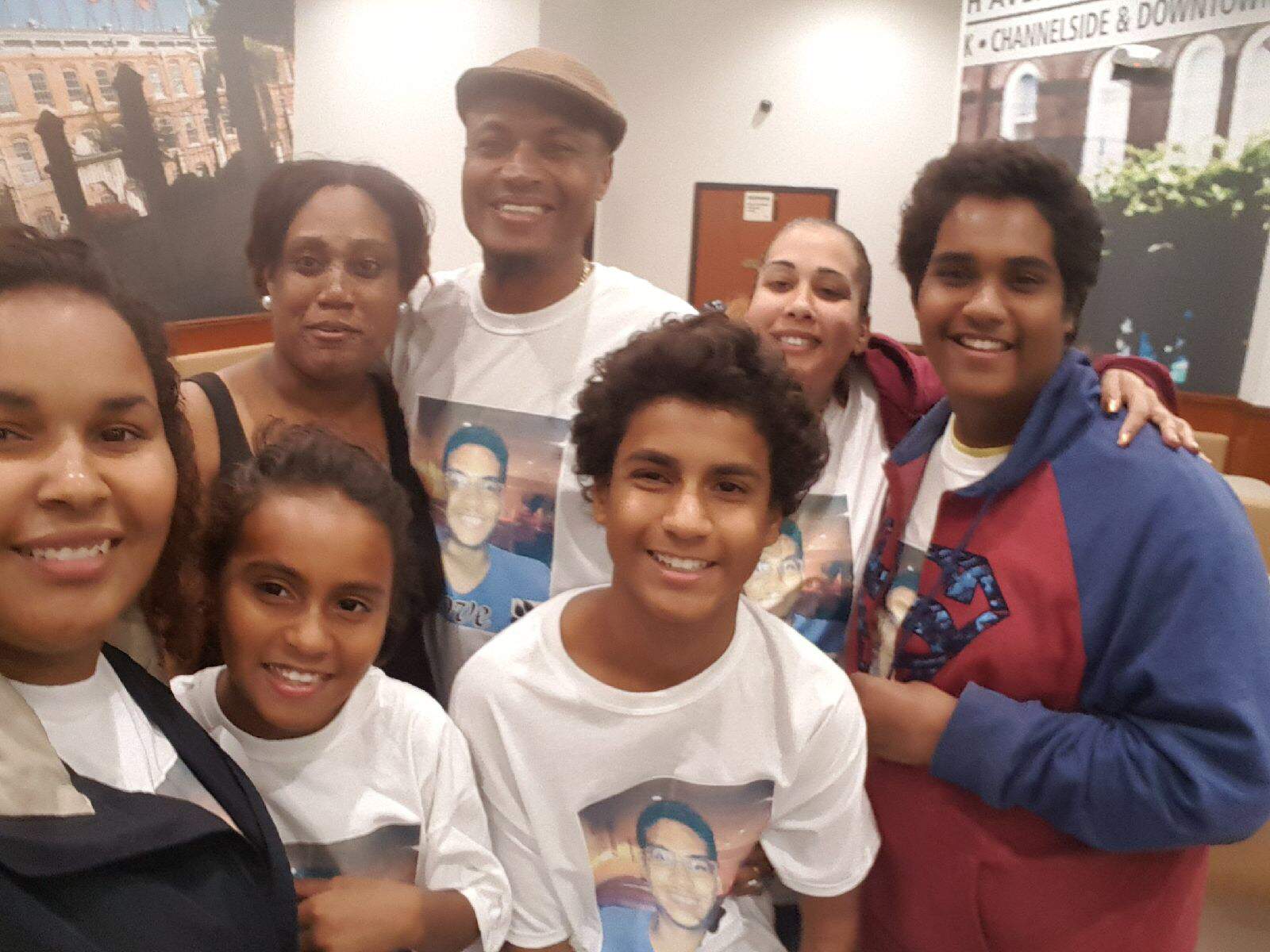 A família Naiboa, cujo parente foi vítima do assassino, agradece Delonda Walker, de camiseta preta na foto