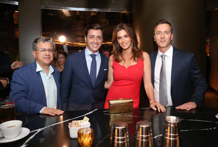 Cindy Crowford, o vice-presidente da empresa, Eduardo Cosentino, Santiago Alfonso e Massimo Ballucchi Cindy Crowford, o vice-presidente da empresa, Eduardo Cosentino, Santiago Alfonso e Massimo Ballucchi