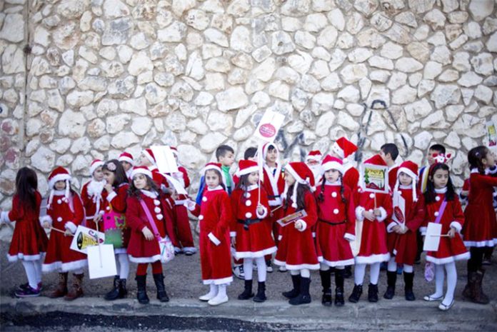 Crianças fantasiadas para a festa de Natal de Nazaré em 2015
