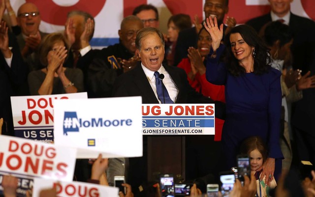 Doug Jones venceu a disputa por uma vaga no Senado pelo Alabama