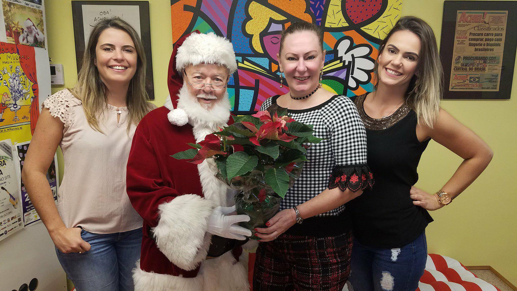 Francisco Rodrigues, o Papai Noel da comunidade brasileira nos EUA, com Ana Paula Franco, Esterliz Nunes e Fernanda Maiolini na redação do AcheiUSA