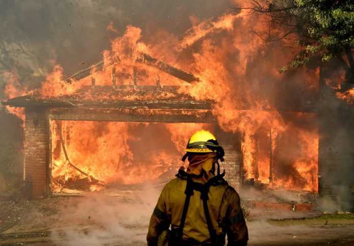 O fogo teve início a cerca de 50 milhas a noroeste de Los Angeles