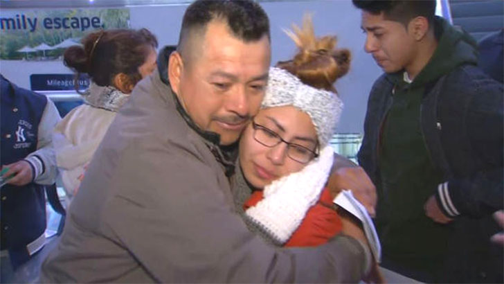 Oscar Campos se despede da filha no aerporto (Foto: NBC)