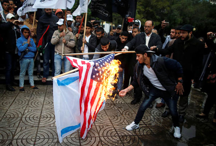Palestinos queimam bandeiras dos EUA em protesto (Foto: Reuters)