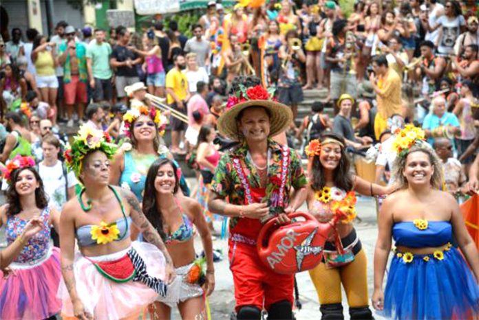 Blocos participam do carnaval do Rio de Janeiro, no centro da cidade (Foto: Fernando Frazão/Agência Brasil)