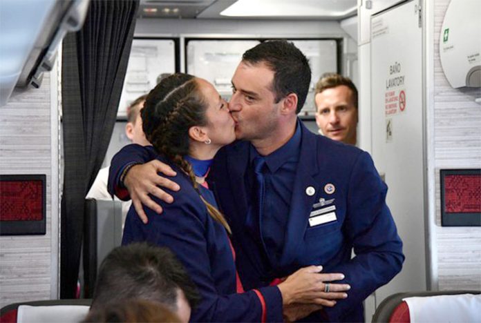 Comissários de bordo se beijam após Papa Francisco celebrar o casamento durante voo (Foto: Vincenzo Pinto/Reuters)
