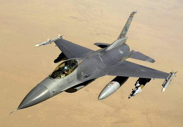 F-16 (Foto: Master Sgt. Andy Dunaway/Wikipedia)