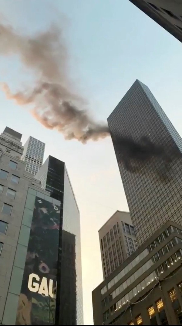 Fogo atingiu topo do prédio e já foi controlado Foto Twitter @NYCBMD via Reuters