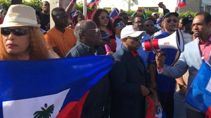 Haitianos protestam em Maralago FOTO: Sunsentinel