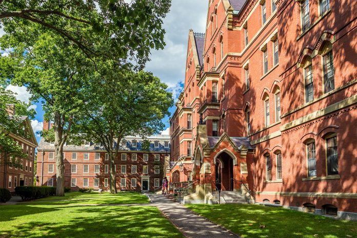 The Harvard University em Cambridge, MA (Foto: Adobe Stock)
