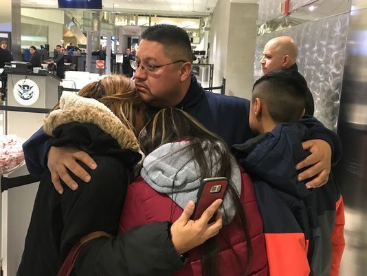 Jorge Garcia se despede da familia no aeroporto de Detroit FOTO Niraj Warikoo, Detroit Free Press